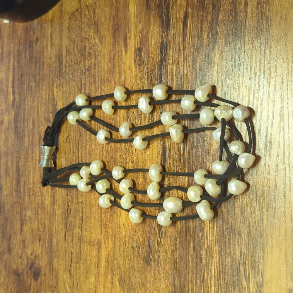 Neclaces with pearls
